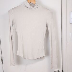TALULA VANILLA TURTLENECK SIZE SMALL